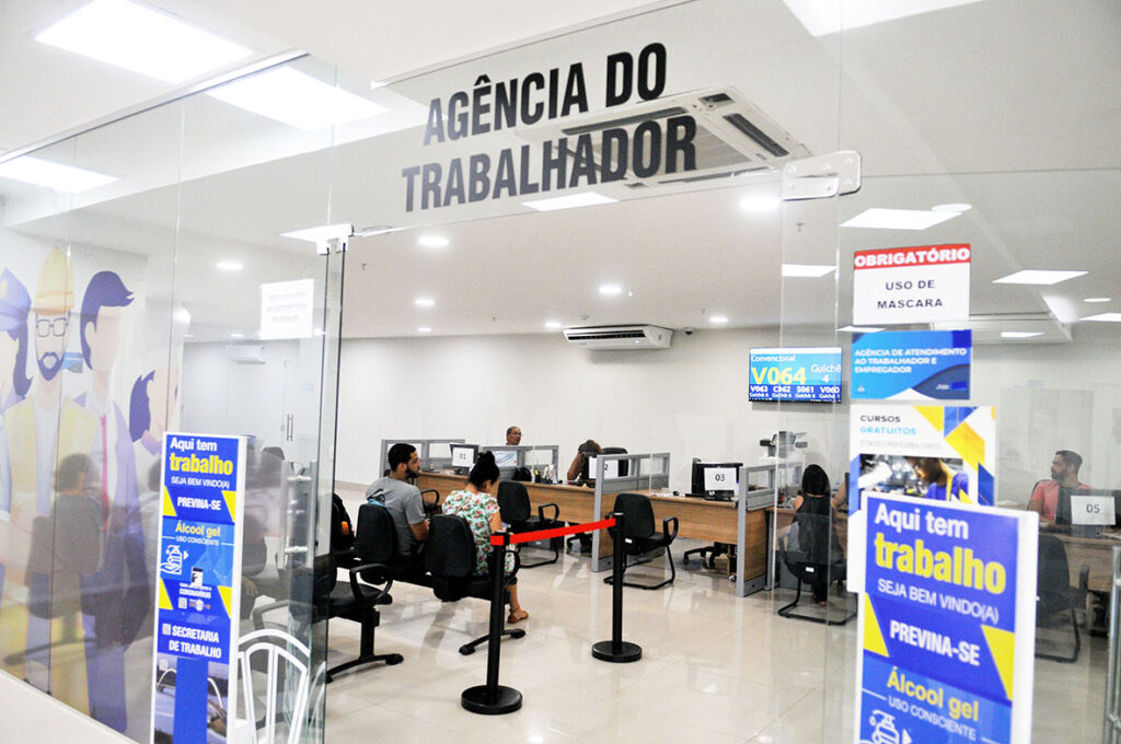 Candidatos recebem atendimento em uma agência do trabalhador do Distrito Federal