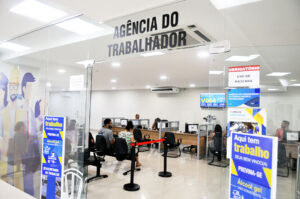 Candidatos recebem atendimento em uma agência do trabalhador do Distrito Federal