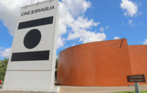 Fachada do Cine Brasília sob céu azul