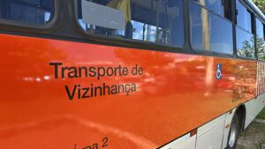 Ônibus Zebrinha exibe a identificação Transporte de Vizinhança na lateral