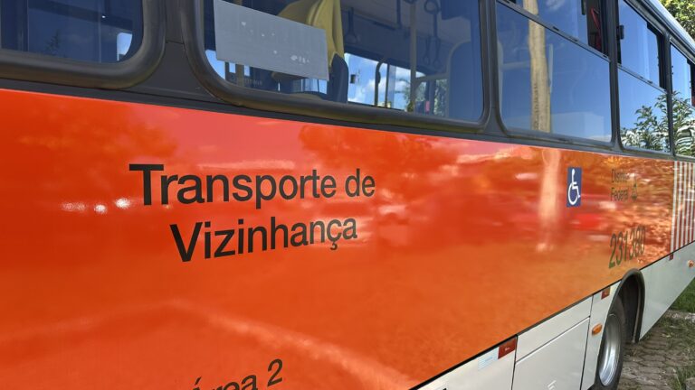 Ônibus Zebrinha exibe a identificação Transporte de Vizinhança na lateral
