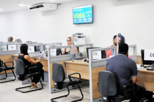 Candidatos recebem atendimento em uma agência do trabalhador do Distrito Federal
