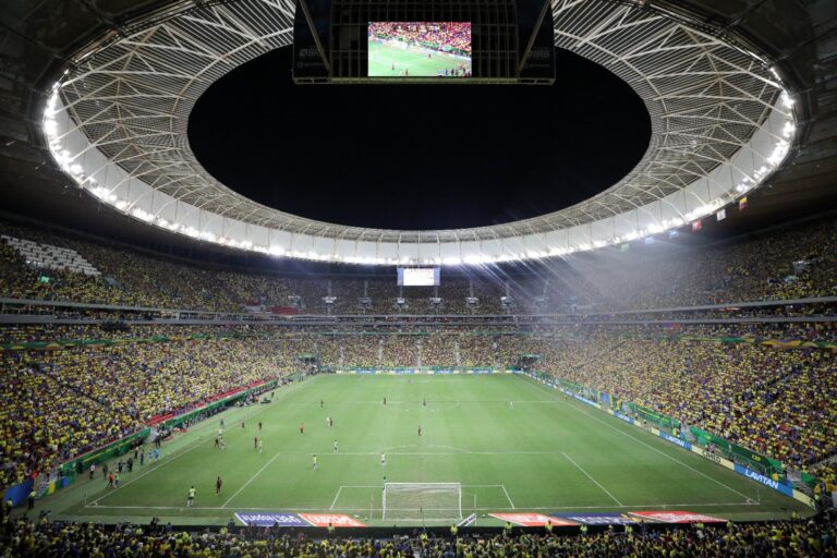 Estádio Nacional Mané Garrincha lotado durante partida de futebol