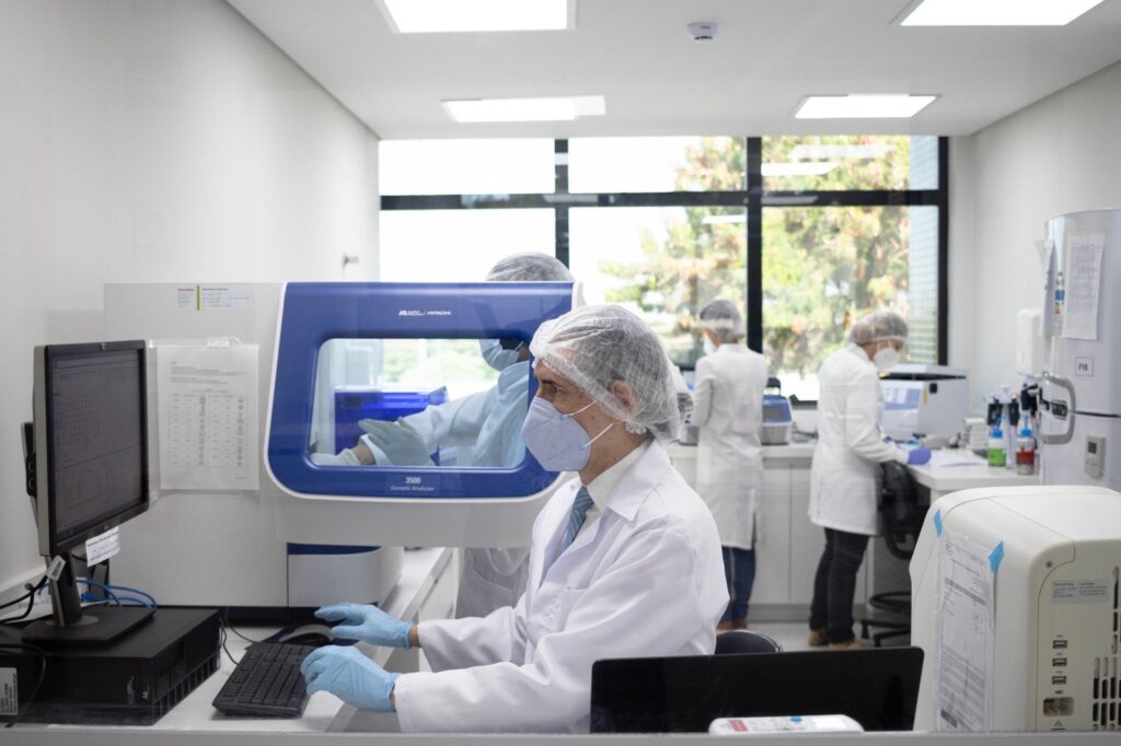 Peritos trabalham na análise de material genético em laboratório do IPDNA