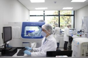 Peritos trabalham na análise de material genético em laboratório do IPDNA
