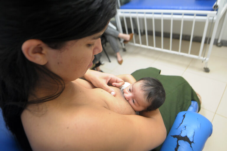 Mãe amamenta bebê em unidade da rede pública de saúde do Distrito Federal