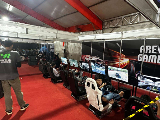 Visitantes utilizam simuladores de corrida na Arena Gamer em Planaltina