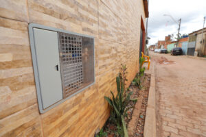 Hidrômetro instalado na parede externa de uma residência no Distrito Federal