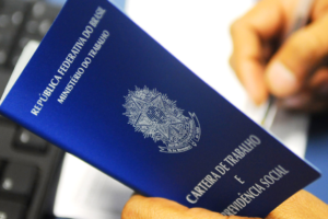 Carteira de Trabalho e Previdência Social segurada durante atendimento