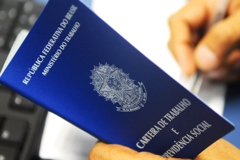 Carteira de Trabalho e Previdência Social segurada durante atendimento