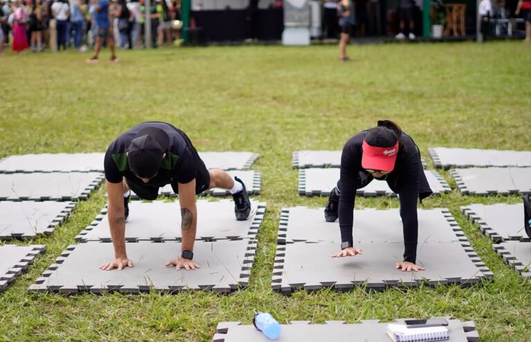 Participantes fazem exercícios em área externa durante o Conecta Wellness Brasília