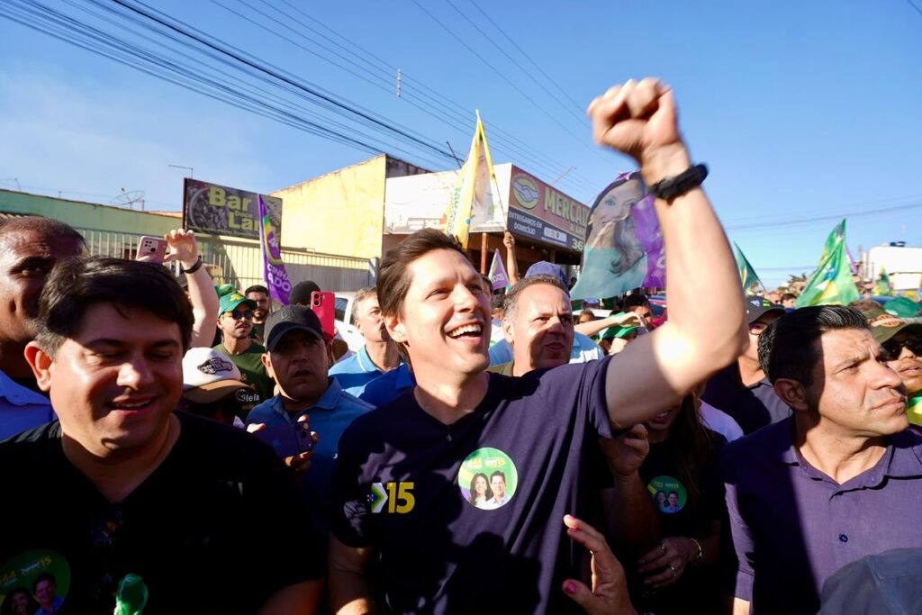 Daniel Vilela cercado por apoiadores durante ato de campanha no Entorno de Goiás