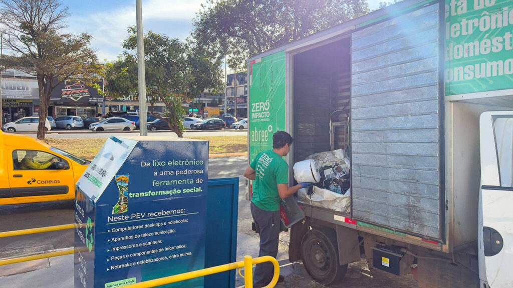 Trabalhador recolhe equipamentos eletrônicos em ponto de entrega voluntária no Distrito Federal