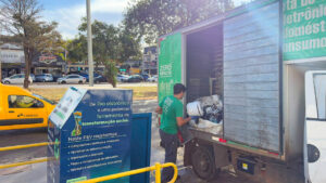 Trabalhador recolhe equipamentos eletrônicos em ponto de entrega voluntária no Distrito Federal