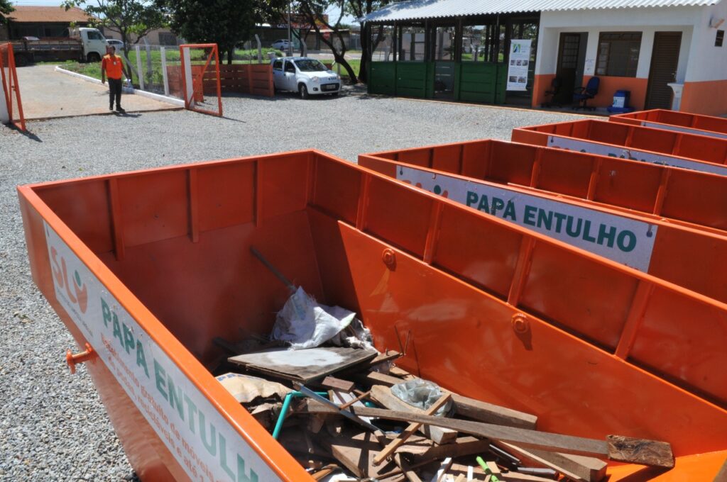 Caçambas de papa-entulho instaladas em unidade de recebimento de resíduos no Distrito Federal