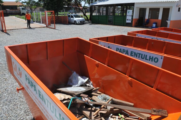 Caçambas de papa-entulho instaladas em unidade de recebimento de resíduos no Distrito Federal