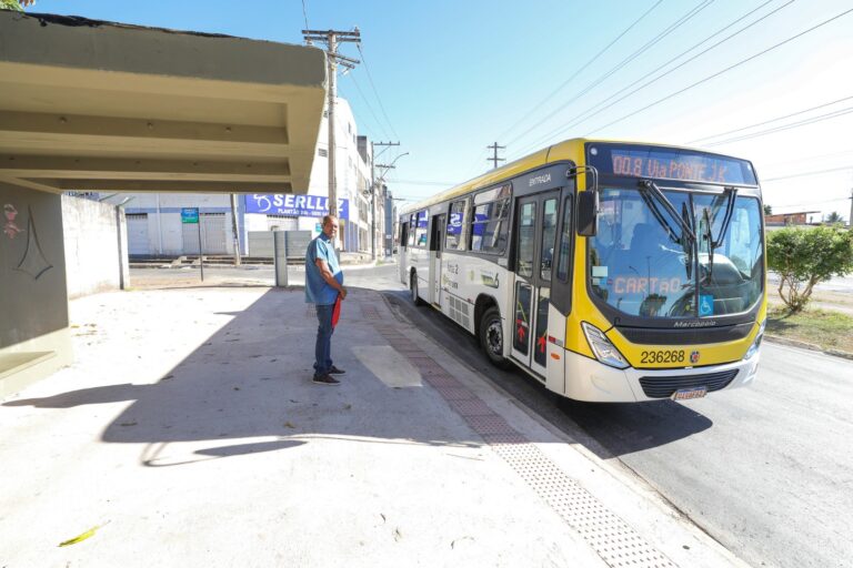 Ônibus do transporte público do Distrito Federal parado em ponto de embarque