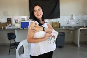Gestante sorri após receber vacina durante o Dia D de Multivacinação no Distrito Federal