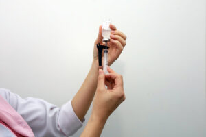 Profissional de saúde prepara uma dose de vacina para aplicação
