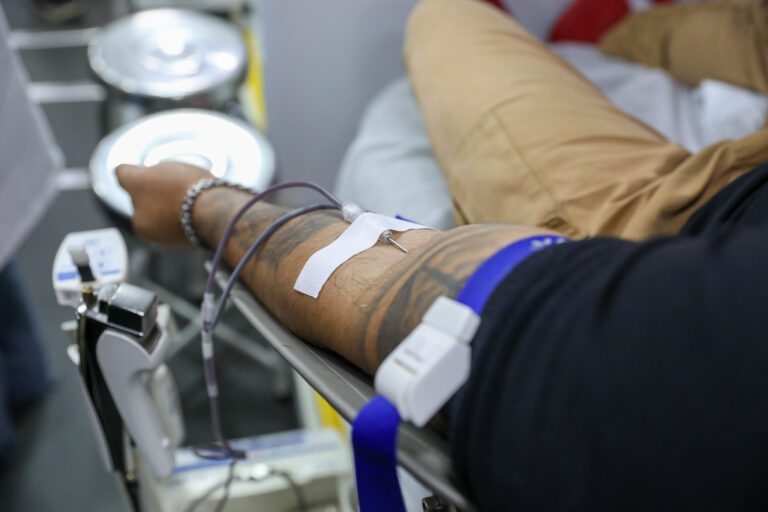 Doador participa de coleta de sangue em equipamento móvel
