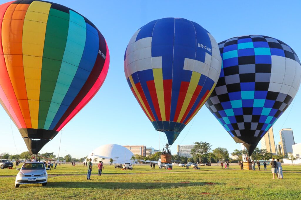 Balões coloridos são preparados no gramado do Eixo Cultural Ibero-Americano