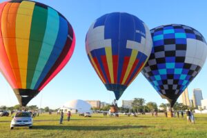 Balões coloridos são preparados no gramado do Eixo Cultural Ibero-Americano