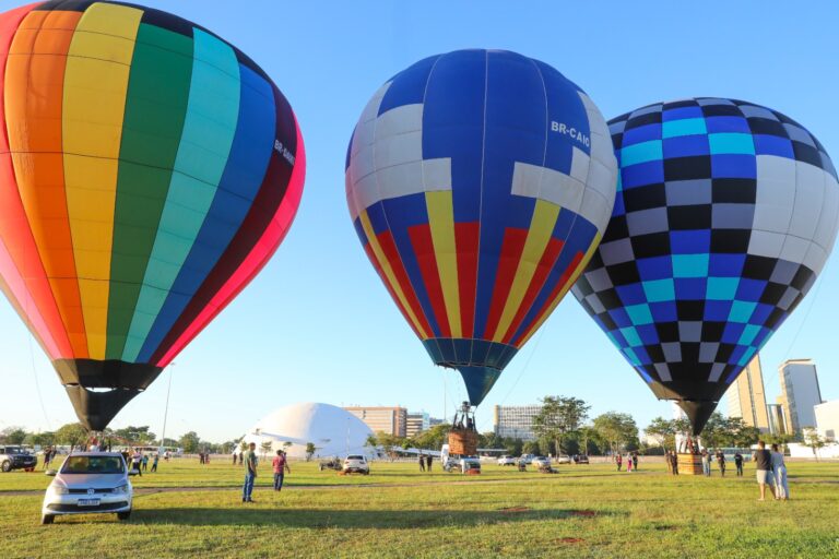 Balões coloridos são preparados no gramado do Eixo Cultural Ibero-Americano