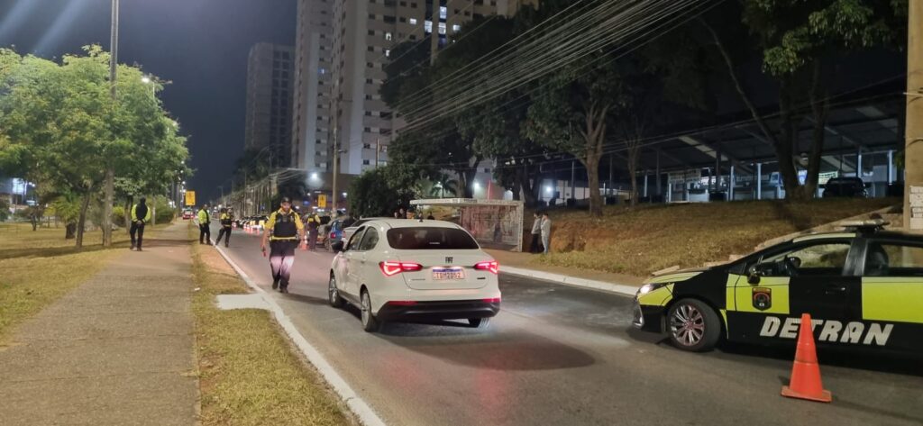 Agentes do Detran-DF fiscalizam veículos durante operação de trânsito noturna