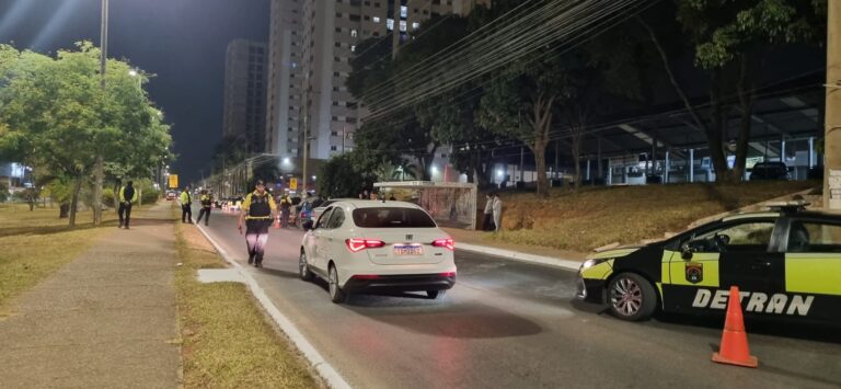 Agentes do Detran-DF fiscalizam veículos durante operação de trânsito noturna