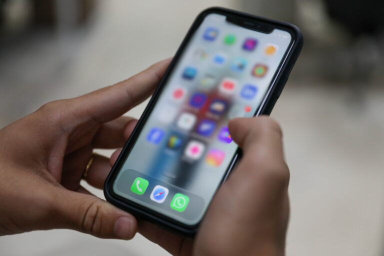 Pessoa usa telefone celular em imagem que ilustra alerta sobre golpe