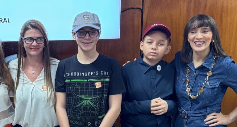 Lucas Freitas Vieira e Rafael Kessler Ferreira durante encontro sobre missão científica internacional