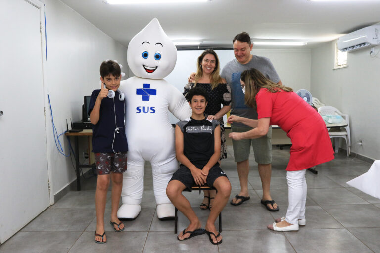 Adolescente recebe vacina durante campanha de multivacinação no Distrito Federal