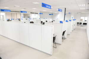 Guichês de diferentes órgãos públicos na unidade do Na Hora Empresarial em Brasília