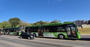 Ônibus elétricos verdes circulam em via do Distrito Federal