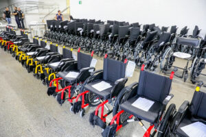 Fileiras de cadeiras de rodas destinadas a pacientes do programa de órteses e próteses do Distrito Federal