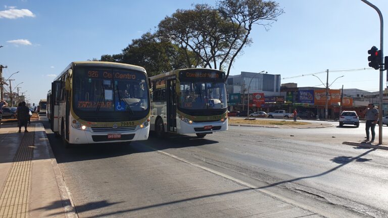 Ônibus do transporte público circulam em via de Ceilândia