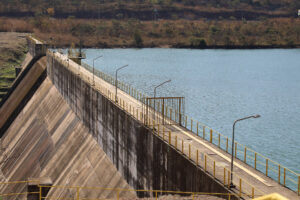 Barragem e espelho d’água do Reservatório do Descoberto no Distrito Federal