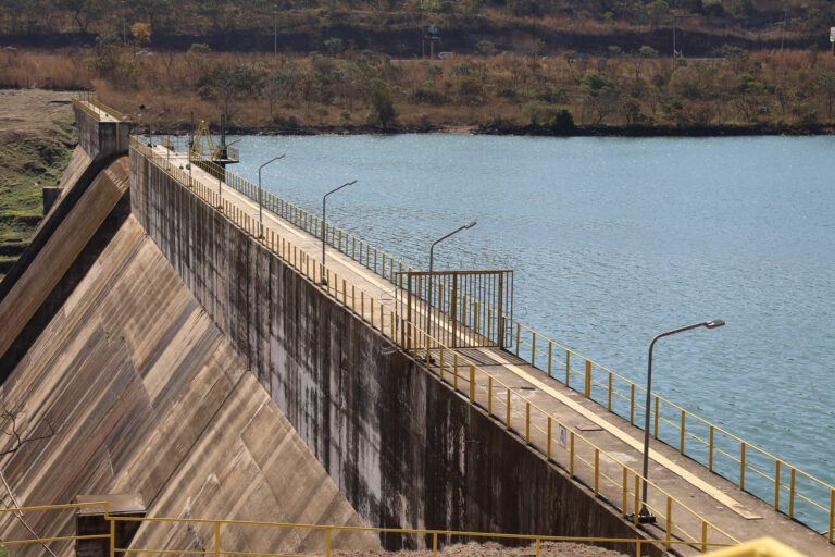 Barragem e espelho d’água do Reservatório do Descoberto no Distrito Federal