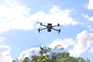 Drone sobrevoa área urbana sob céu aberto em Brasília