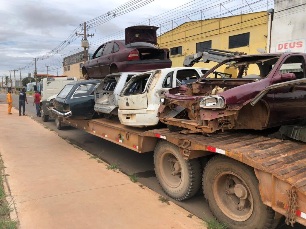 Caminhão transporta carcaças de veículos retiradas de uma via do Distrito Federal