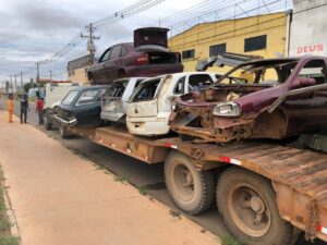 Caminhão transporta carcaças de veículos retiradas de uma via do Distrito Federal
