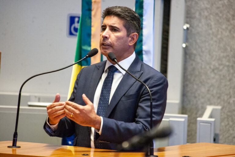 Lei de Roosevelt Vilela consolida modelo de escolas cívico-militares no DF