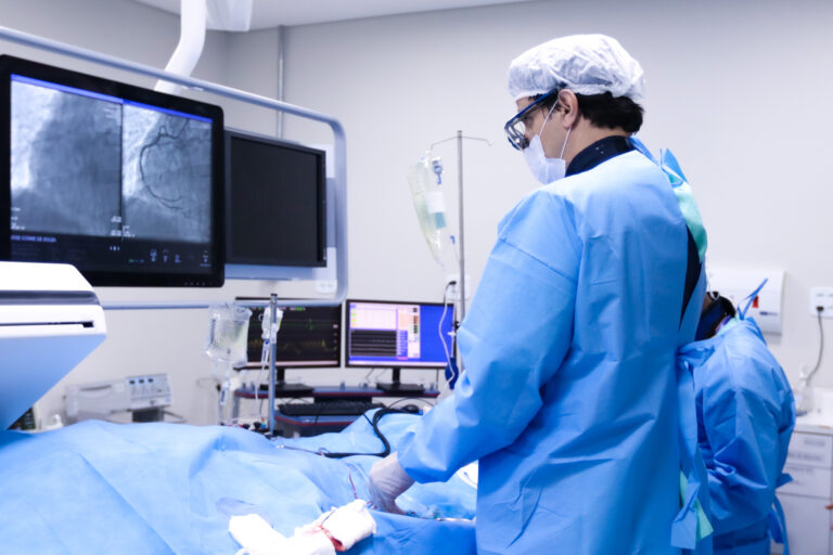 Equipe médica realiza procedimento cardíaco em sala equipada do Hospital de Base