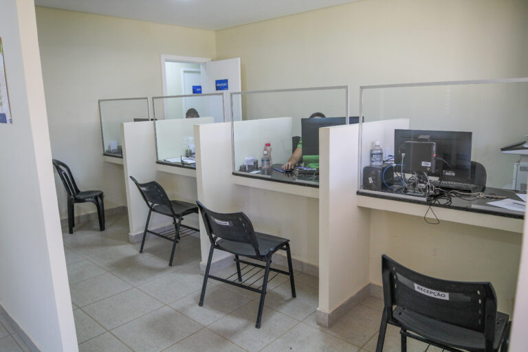 Recepção com guichês de atendimento em unidade de assistência social do Distrito Federal