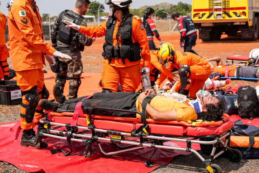 Equipes de emergência atendem vítimas durante exercício simulado em Ceilândia