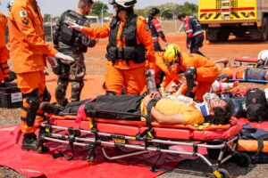 Equipes de emergência atendem vítimas durante exercício simulado em Ceilândia