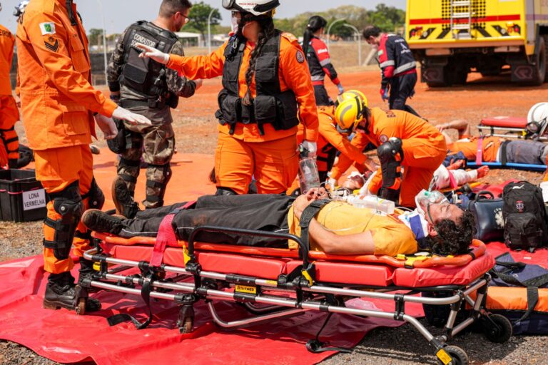 Equipes de emergência atendem vítimas durante exercício simulado em Ceilândia