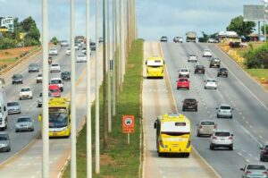 Táxi circula próximo ao corredor exclusivo do BRT Sul no Distrito Federal