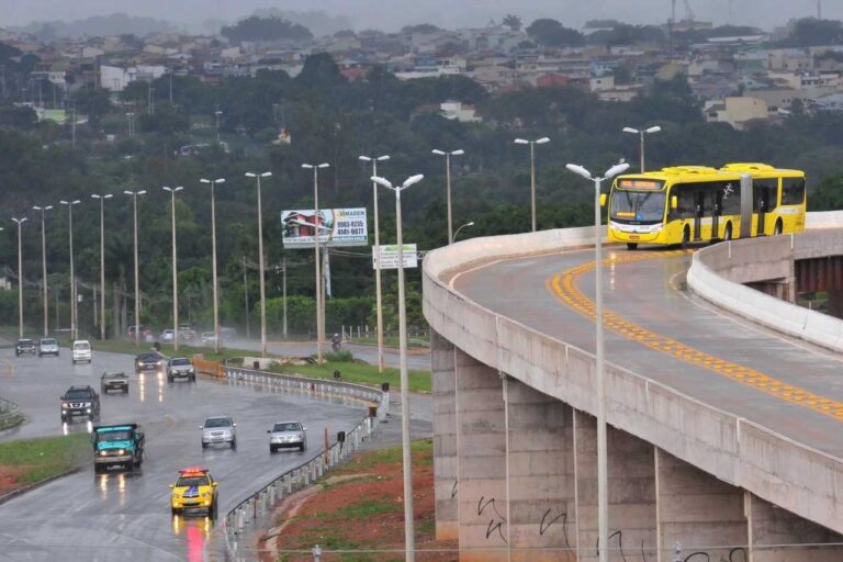 Ônibus do BRT Sul circula pelo corredor exclusivo em trecho do Distrito Federal