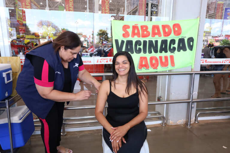 Profissional de saúde aplica vacina em mulher durante atendimento no Distrito Federal